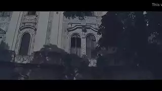 يحك بشرها بأضبعه