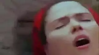 جنس صريح في الكوخ: لوسي تعصر أثدائها وتضرب بقوة