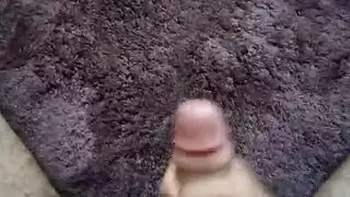 جلسة استمناء خشنة بقضيب مشعر يقذف في كل مكان