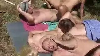 علاقة جنسية جماعية ثلاثية المكافأة: شابان يضخان في ثلاث مهبلات في الطبيعة