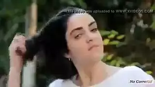 فتاة غريبة تدمر بواسطة قضيب ضخم في مشاهد جامحة