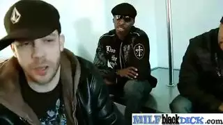 يضحك على جارته وينيكها