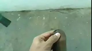 شاب يخرج عضوه الذكري ويقذف على الرصيف بينما فتاة تشاهد