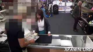 مشهد استمناء حميم مع أعمدة كبيرة ناعمة