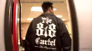 أم مثيرة تستخدم ثدييها الكبيرين على جارها الشاب