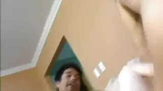 جلسة استمناء لورين في البيكيني باستخدام الهزاز ومضخة الفرج