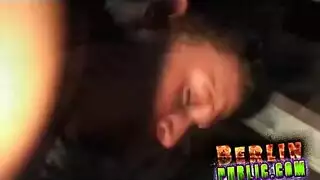 أوروبية عاهرة المسرح تأخذ قضيبًا صارخًا على منصة المسرح