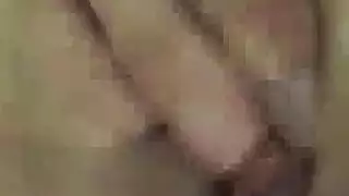 فتاتان ثنائيتان تتنافسان على فطيرة كريمية ضخمة