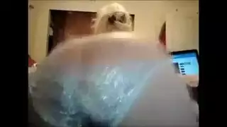 إباحية صريحة: رجل ينك لاتينية مغرية بوضعية الكلب