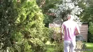 الفتاة الصغيرة تلعب بزبه، ثم يلعق فرجها وينكها