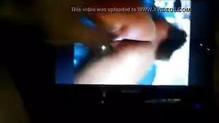 الاب يقلب البيرا على صدر ابنته