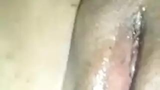 تتظاهر بالنوم لتلقي قذف شرجي عنيف