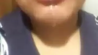 فتاة يائسة تريد قضيباً صلباً في فرجها وثدييها المثاليين