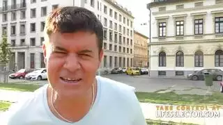 لانا رودز تقوم بعملية مص مبهجة لقضيب صديقها المستقيم