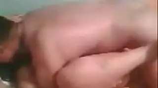 بنت مصرية وقحة تمارس الجنس بزبرين