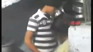 يزنق جارته المليانة تحت السلم و تفعيص و نيك و بوس