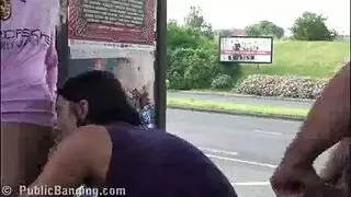 جماع جماعي في العلن: عاهرة تُناك في موقف الباص