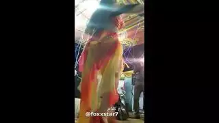 إثارة راقصة إباحية تجعل قضيباً منهكاً يقف منتصباً