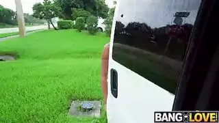 لاتينية صغيرة تأخذ قضيبًا أسود سمينًا في المقعد الخلفي