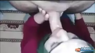 بنت محجبة عربية بتمارس الجنس الفموي وهي في حالة هياج