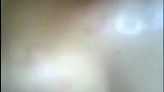 أم مثيرة بمؤخرة كبيرة تظهر كل شيء في عرض إباحي خام