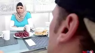 لقاء مايا خليفة المحرم: ثلاثية مع امرأة ناضجة وصديقة