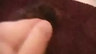 نيك شرجي قاسي: قضيب أسمر كبير يوسع فتحتها وهي تصرخ