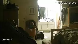 عاهرة المراقبة: نسيت أن الكاميرا تعمل بينما كانت تخلع ملابسها