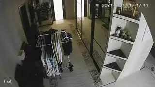 تسجيل مراقبة مسرب: مستأجرة مثيرة تكشف كل شيء