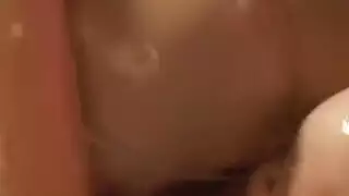 حركة قدم إكس إكس إكس: قدمان جميلتان تفركان قضيباً عارياً حتى النشوة