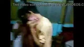 رباعية في النادي: طالبات جامعيات يشاهدن رجالهن مع متعريات