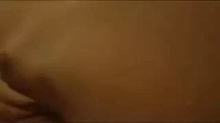 فتاة شوكولاتة مثيرة تصرخ أثناء وضعية الكلب المكثفة