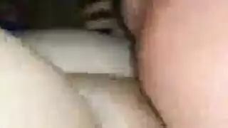 جنس خارجي صريح: جلسة نيك علنية لزوجين مليئة بالألعاب