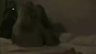 قضيب عملاق يدق قزمة صغيرة في فيلم إباحي صريح