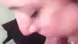 أغراها أسمر وسجدت لتعبد قضيبه الغليظ