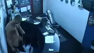 كاميرا المراقبة تلتقط موظفة المكتب الساخنة في مشهد إباحي صريح