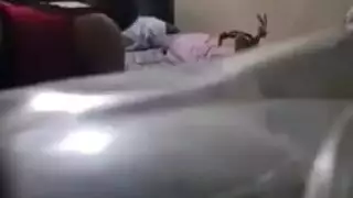 فتاة ذات طيز كبيرة تأخذ أشد زب سخونة في فتحتها الضيقة