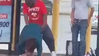 جنس عفوي في محطة الباص: عرقي صريح