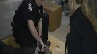 ضابطات وقحات يركبن فحلًا أسود في جولة جامحة