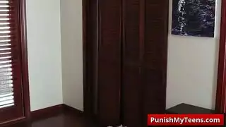 إعادة الصياغة 5: حركة بالقضيب المطاطي: ممثلة شهيرة تنيك معجبتها السحاقية