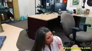 ‫وراء المنضدة: خادمة يائسة تأخذ قضيباً مقابل المال‬