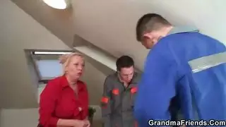 الام الخمسينات مع ابنها