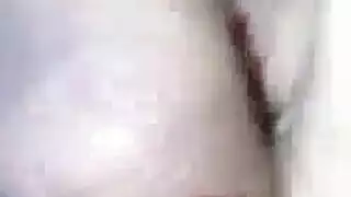 محبوب آسيوي لطيف يتعامل مع أداة ضخمة