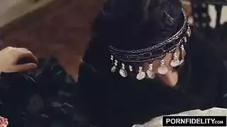 فتاة مشاغبة تُعاقب بجنس سحاقي صريح