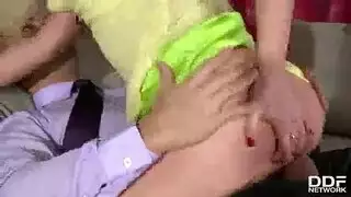 انظروا إلى هذه العاهرة الجميلة تأخذ كل شيء