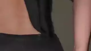 فتاة تتعرى و تتبول