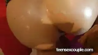 بطل أسود ذو عضلة ضخمة يسيطر في مشهد جنسي صريح