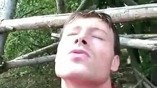 مراهقة صغيرة الحجم تبتلع حمولة إباحية حلوة في فيديو إكس إكس إكس