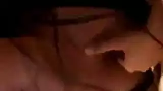 إلهة ذهبية تداعب بظرها تتخيل قضيبًا صلبًا يملؤها
