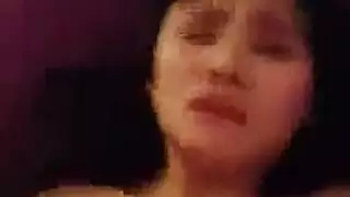 صغيرة نحيفة في بنطال جينز تركب صخرة لامعة بقوة وسرعة